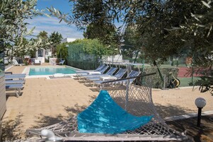 Piscina all'aperto, lettini
