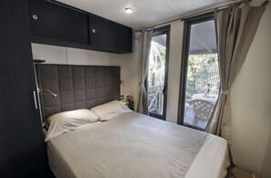 Premium Mobile Home, 3 Bedrooms | Down comforters, bed sheets