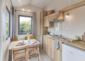 Chambre Quadruple Design | Cuisine privée | Grand réfrigérateur, cafetière/bouilloire, bouilloire électrique