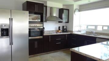 Appart'hôtel | Coin cuisine privé | Réfrigérateur, micro-ondes, four, plaque de cuisson
