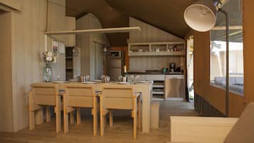Tent, 4 Bedrooms (Safarihouse) | Living area | LCD TV