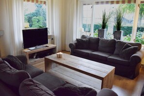 Villa, 6 Schlafzimmer, eigener Pool (Wellness Villa) | Wohnbereich | LCD-Fernseher