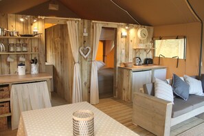 Tent, 2 Bedrooms (Safaritent) | Ruang tamu | TV LCD