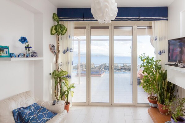 Individuell dekoriert, Schreibtisch, Bügeleisen/Bügelbrett