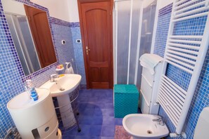 Dusche, kostenlose Toilettenartikel, Haartrockner, Bidet