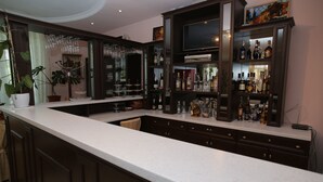 Bar (on property) - Hotel Majami (Chisinau)