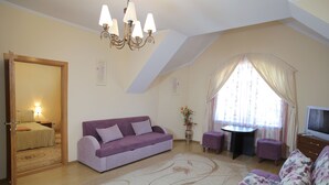 Suite | Minibar, desk, soundproofing, iron/ironing board - Hotel Majami (Chisinau)