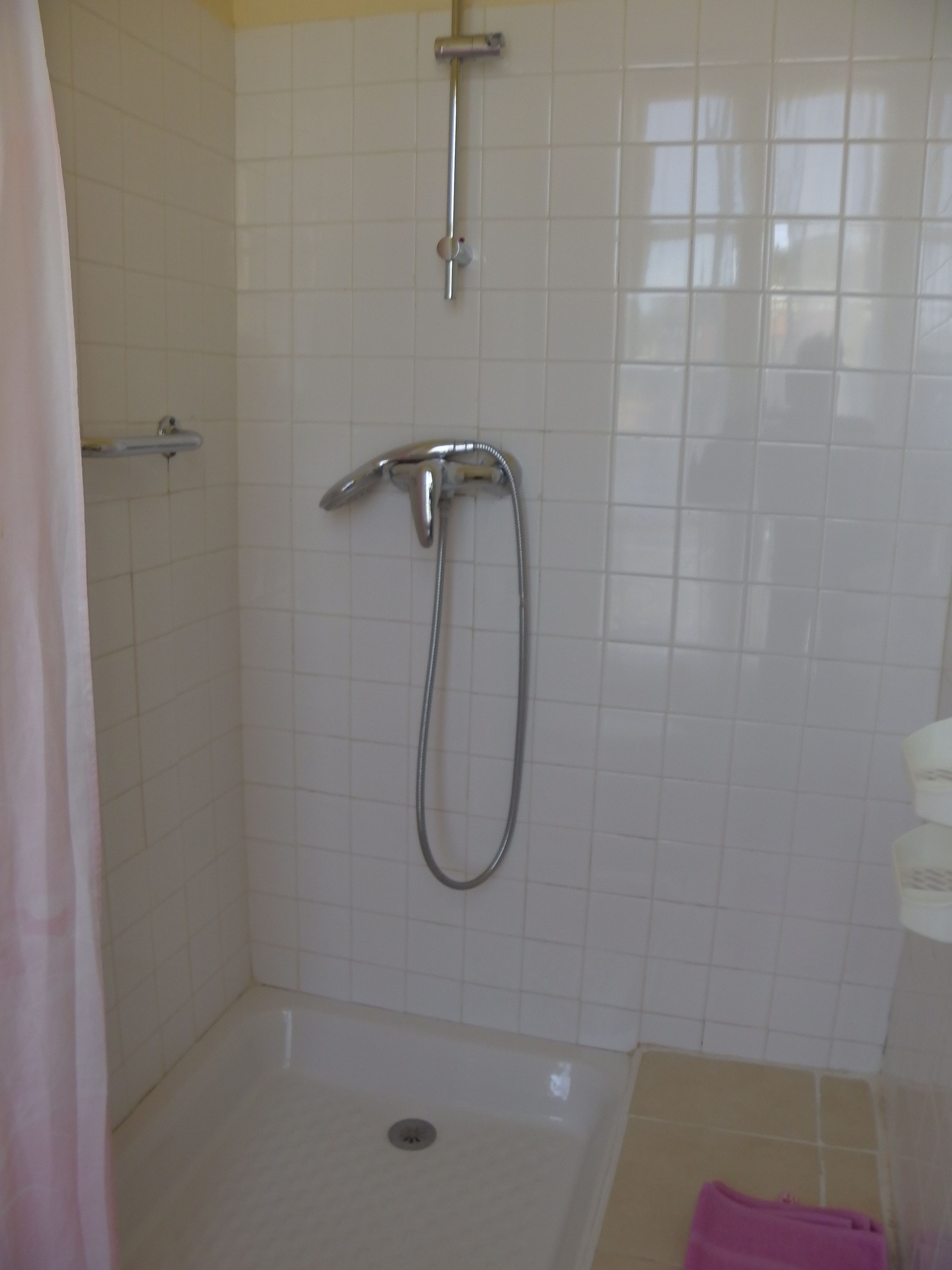 quadruple room | bathroom shower