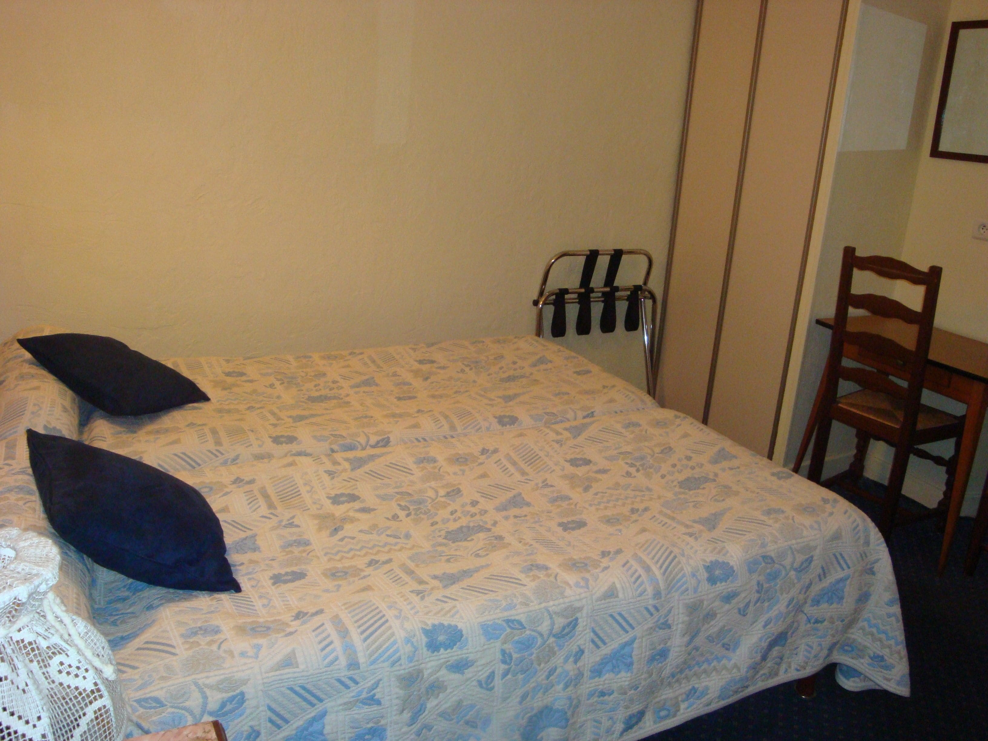 twin room | blackout curtains, iron/ironing board, free wifi, bed sheets