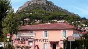 A pink building with a sign reading "HOTEL LA LUBIANE RESTAURANT HOTEL". - Hôtel La Lubiane (Vence)