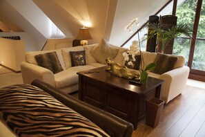 套房 | 客房内保险箱、办公桌、熨斗/熨衣板、免费 WiFi