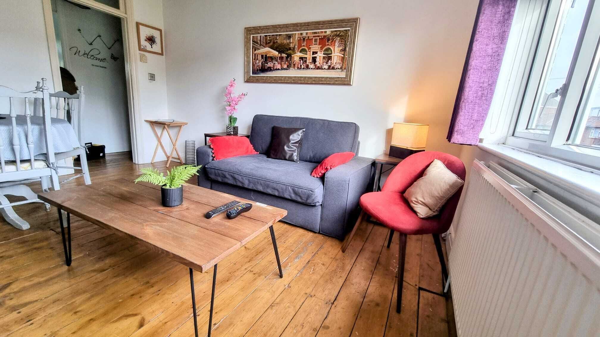 Appartement, 2 chambres | Aire de séjour | Téléviseur, jouets