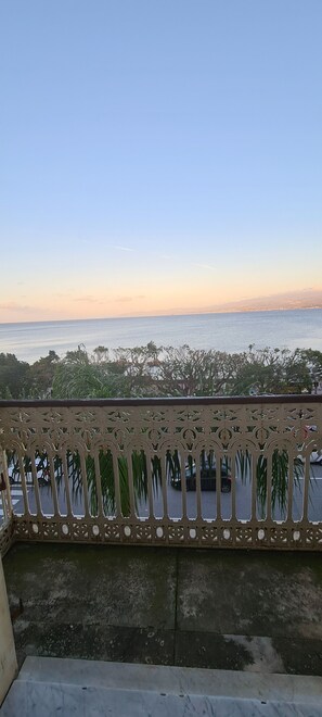 غرفة سوبريور رباعية - بمنظر للبحر | 1 غرفة نوم وملاءات إيطالية من طراز فريتي وأغطية فراش متميزة