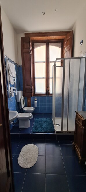 Habitación triple, vista al mar | Baño | Regadera, amenidades de baño gratuitas, secadora de cabello, bidet