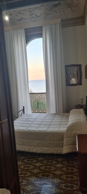 غرفة مزدوجة عادية - بشرفة - بمنظر للبحر | 1 غرفة نوم وملاءات إيطالية من طراز فريتي وأغطية فراش متميزة