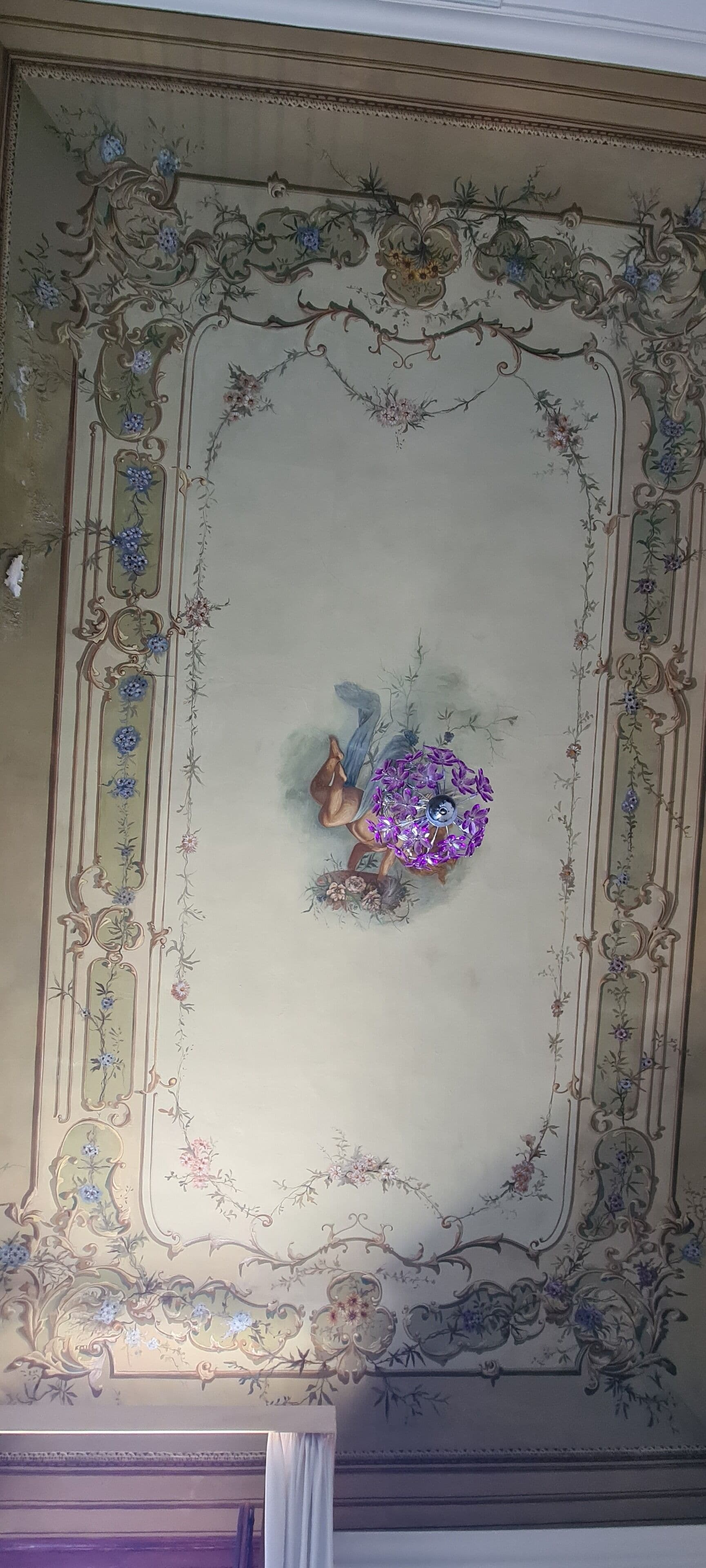 Un techo con diseños florales y ornamentales.