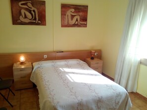 Escritorio, cortinas blackout, wifi gratis y ropa de cama 