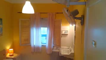 Basic Single Room, Shared Bathroom | Desk, blackout drapes, free WiFi, bed sheets
