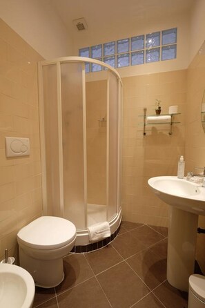 Douche, douche à « effet pluie », articles de toilette gratuits