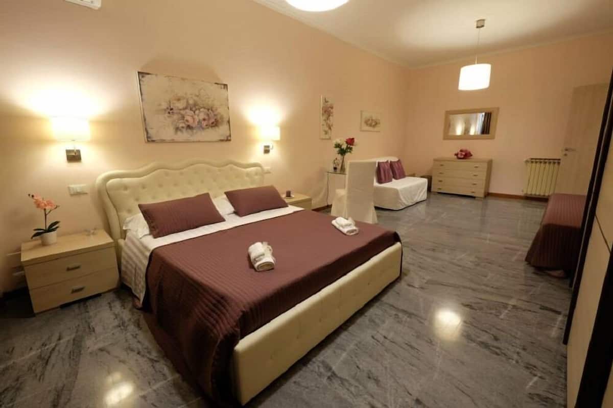 Suite, balkon | Een kluis op de kamer, een bureau, een strijkplank/strijkijzer