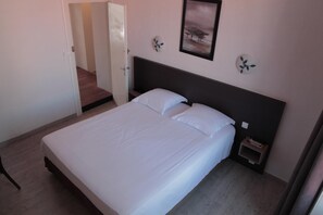 Premium bedding, individually decorated, individually furnished, desk - Le Relais de Vendée (Les Herbiers)