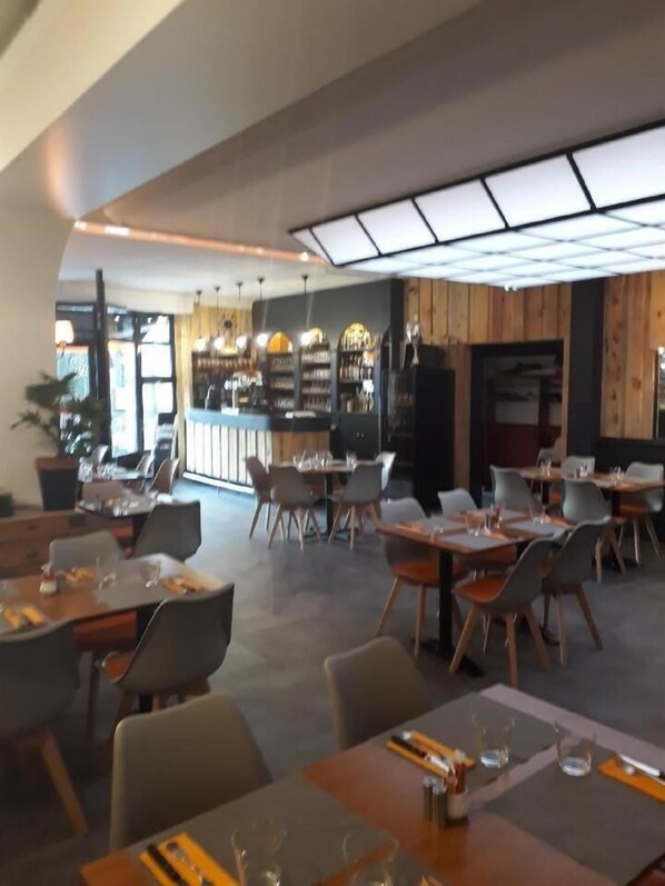 Lunch and dinner served, local cuisine - Le Relais de Vendée (Les Herbiers)