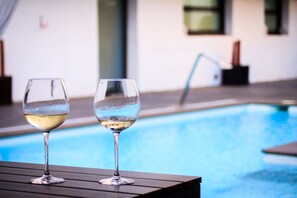 สระว่ายน้ำกลางแจ้งเปิดตามฤดูกาล