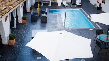 Una piscina al aire libre de temporada