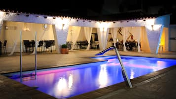 Una piscina al aire libre de temporada