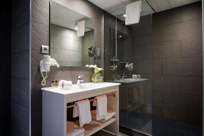 Schreibtisch, Verdunkelungsvorhänge, schallisolierte Zimmer
