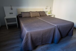 Quarto família | Escrivaninha, cortinas blackout, quartos à prova de som