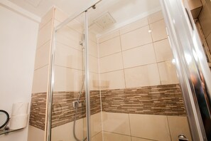 Shower, free toiletries, hair dryer, slippers - Pimlico Chic Suite (London)