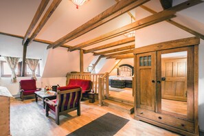 Minibar, escritorio y sistema de insonorización 