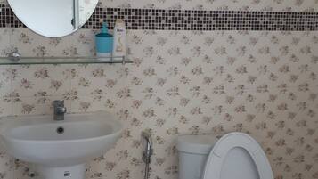 Quarto casal standard | Banheiro | Chuveiro, produtos de toalete grátis, toalhas de banho