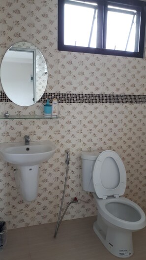 Standard Double Room | Bathroom | Shower, free toiletries, towels