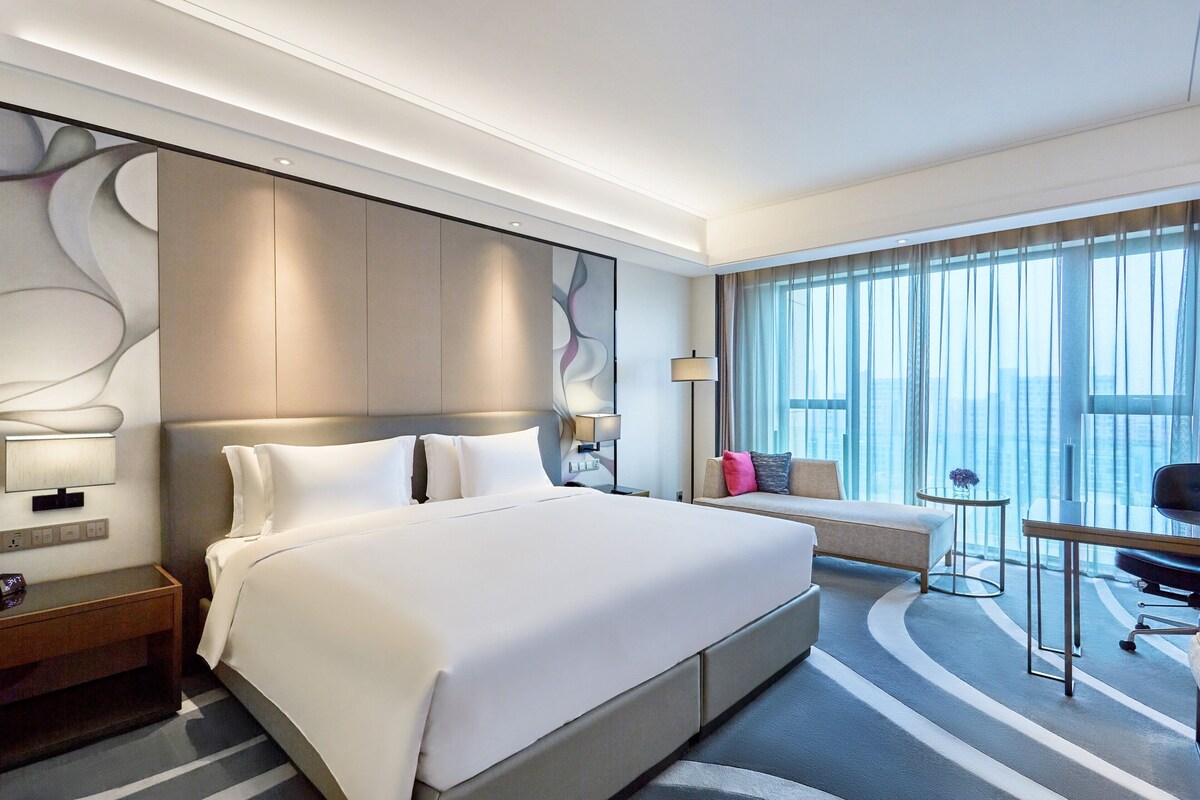 Down comforters, minibar, in-room safe, desk