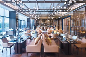 3 restaurants; breakfast, lunch, and dinner served