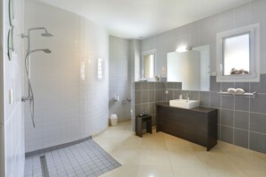 Quarto família, banheira | Banheiro | Produtos de toalete grátis, secador de cabelo, roupões de banho 