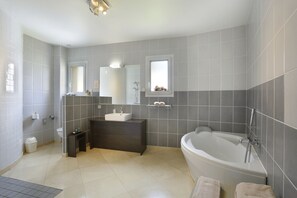 Family Room, Bathtub | Bathroom