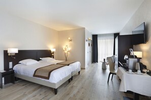 Exclusive Suite | Peralatan tempat tidur premium, peti besi dalam bilik, meja 