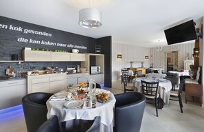 Petit déjeuner buffet (15.00 EUR par personne)