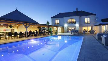 Vista frontal de la propiedad por la tarde o noche