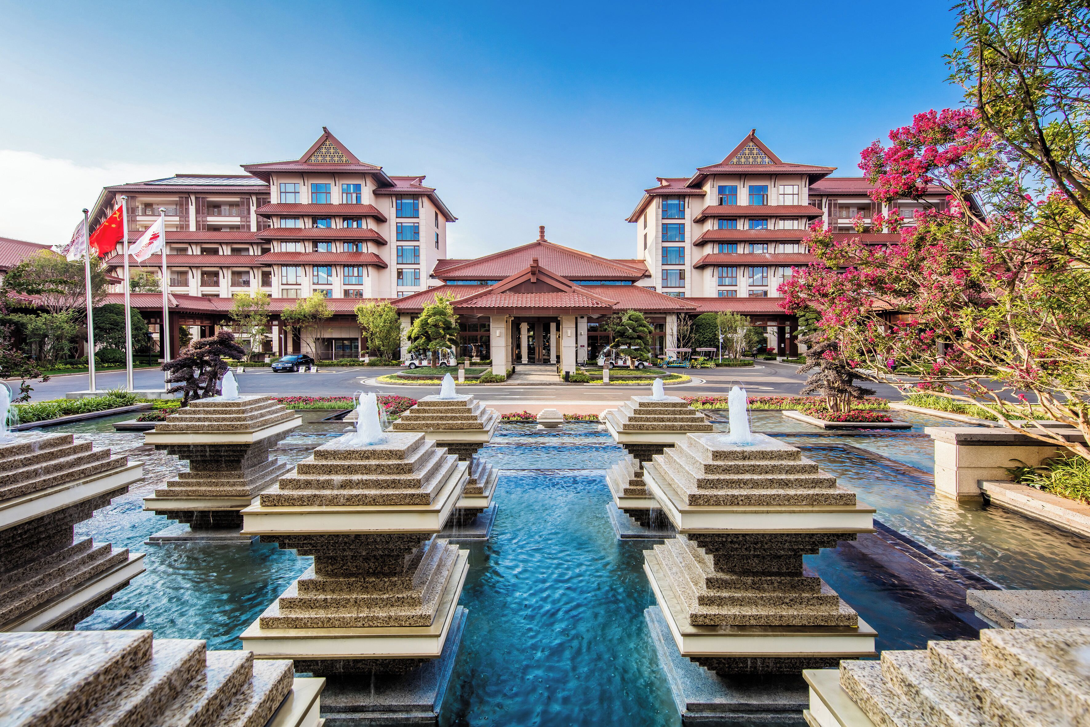 Un hotel de estilo arquitectónico tradicional, con un patio central que incluye un elemento acuático y escalones escalonados.