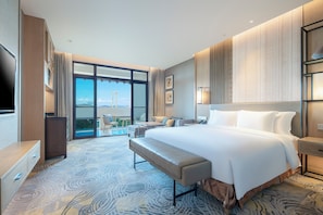 Free minibar items, in-room safe, blackout drapes, soundproofing - Crowne Plaza Kunming Ancient Dian Town by IHG (Kunming)