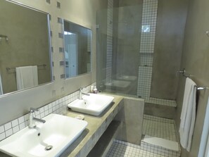コンフォート ツインルーム 1 ベッドルーム | バスルーム | タオル、石鹸、シャンプー、トイレットペーパー