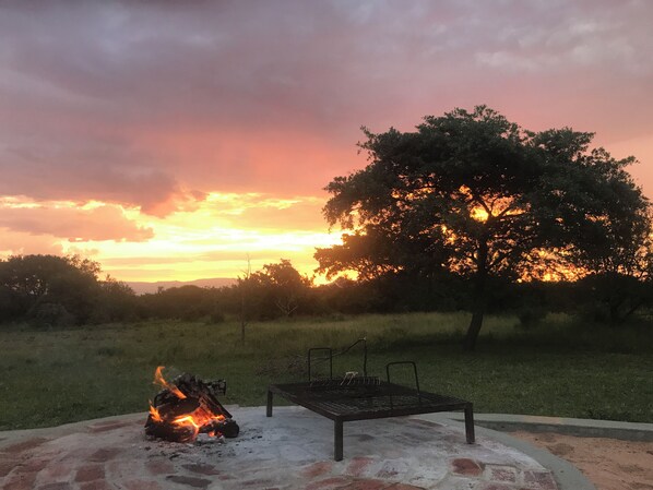Outdoor dining - Sunset Lodge & Safaris (Hoedspruit)