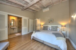 Classic double room | Bộ đồ giường cao cấp, két bảo mật tại phòng, trang trí khác biệt