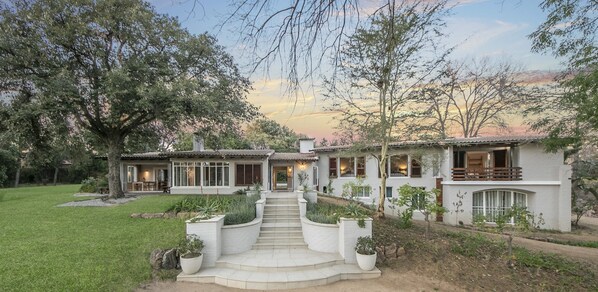 Mặt tiền nơi lưu trú