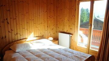 Self-catering Chalet | 3 bedrooms, iron/ironing board, free WiFi
