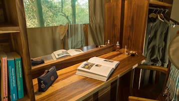 Honeymoon Suite, 1 Bedroom, Refrigerator, River View | In-room business centre